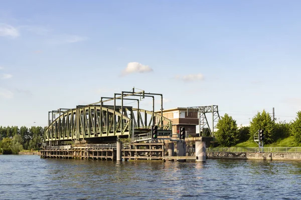 Willebroek, Belgium - May 27, 2019: The iron swing bridge over the Brussels-Scheldt canal — 图库照片