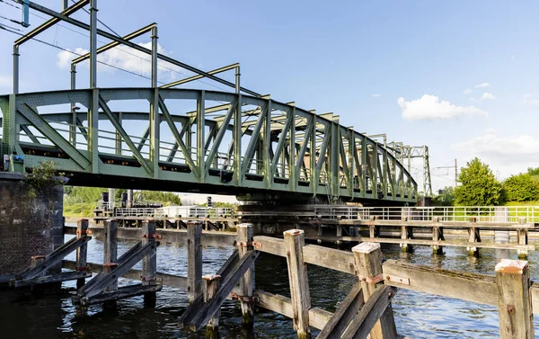 Willebroek, Bélgica - 27 de maio de 2019: A ponte baloiço de ferro sobre o canal Bruxelas-Scheldt — Fotografia de Stock