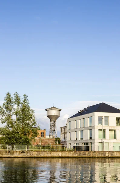 Willebroek, Belçika - 27 Mayıs 2019: Willebroek 'teki eski De Naeyer fabrikasının su kulesi — Stok fotoğraf