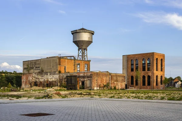 Willebroek, Bélgica - 27 de mayo de 2019: Torre de agua en la antigua fábrica de De Naeyer en Willebroek — Foto de Stock