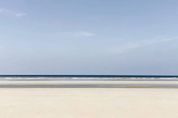 블루와 옐로우 색조의 레이어드 바다 풍경 스톡 사진
