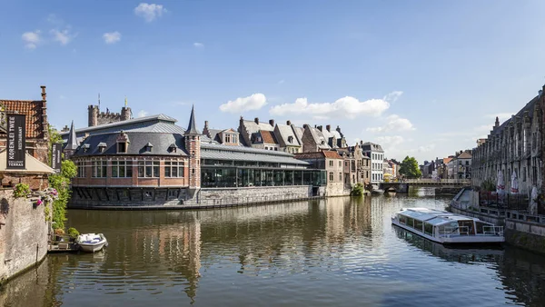 Gand, Belgique - 13 juin 2017 : Vue de l'ancien marché aux poissons ou Oude Vismijn — Photo