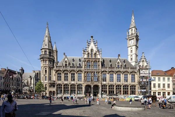 Gand, Belgique - 1er juin 2017 : L'ancien bâtiment de poste en face de l'église Saint Nicolas dans le centre de la ville — Photo