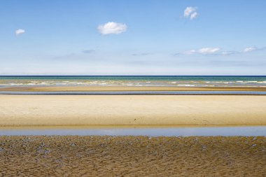 Sarı, yeşil ve mavi mavi ile minimalist katmanlı deniz manzarası