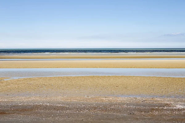 Sarı, yeşil ve mavi mavi ile minimalist katmanlı deniz manzarası