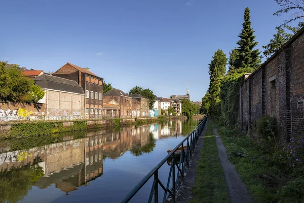 Gent, Belçika - 19 Haziran 2019: Bir yaz gününde Visserijvaart kanalı — Stok fotoğraf