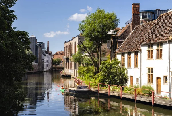 Gent, Belçika - 19 Haziran 2019: Şehir merkezinde Leie nehri boyunca güzel evler — Stok fotoğraf