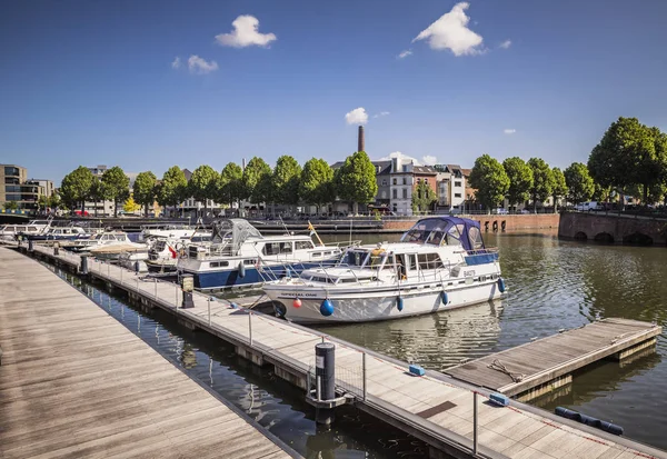 Gent, Belçika - 19 Haziran 2019: Güneşli bir günde Portus Ganda yat limanına genel bakış — Stok fotoğraf