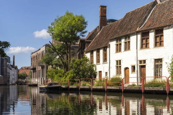 Gante, Bélgica - 19 de junio de 2019: Hermosas casas a lo largo del río Leie en el centro de la ciudad — Foto de Stock