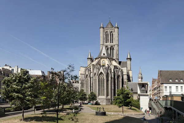 Ghent, Bélgica - 1 de junho de 2017: Vista traseira da Igreja de Saint Nicolas no centro da cidade — Fotografia de Stock