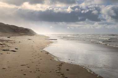 Oostduinkerke, Belçika - Çarpıcı akşam ışığı ile güzel deniz manzarası