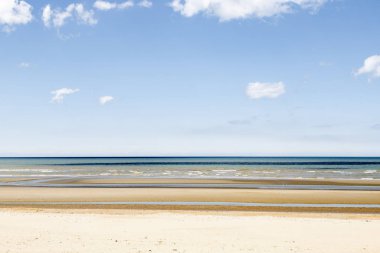 Sarı, yeşil ve mavi ile minimalist katmanlı deniz manzarası