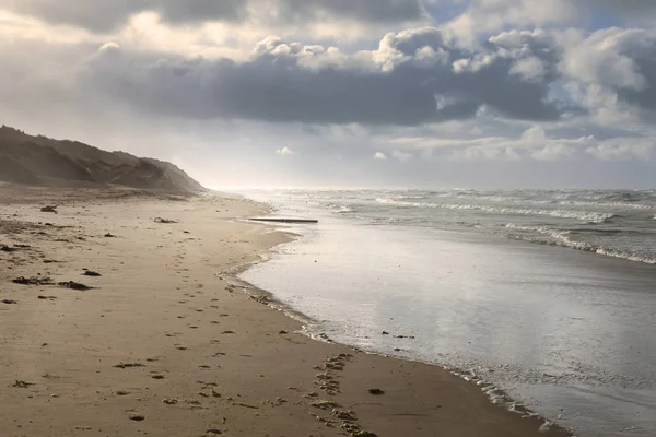 Oostduinkerke, Belçika - Çarpıcı akşam ışığı ile güzel deniz manzarası