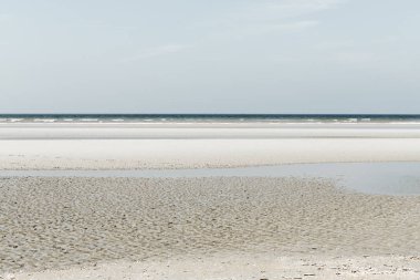 Oostduinkerke, Belçika - Katmanları ve yeşil ton ile Minimalist deniz manzarası