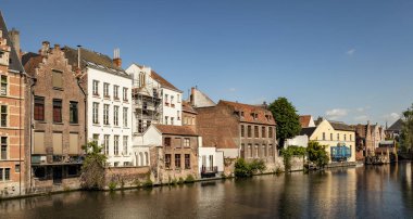 Gent, Belçika - 13 Haziran 2017: Gravensteen Sayımları Kastı yakınında güzel kanal