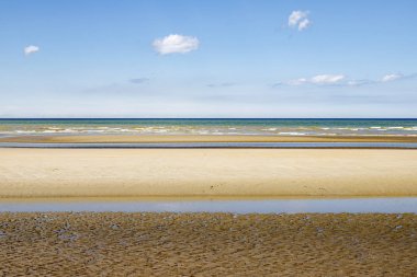 Sarı, yeşil ve mavi mavi ile minimalist katmanlı deniz manzarası