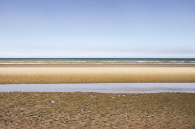 Sarı, yeşil ve mavi mavi ile minimalist katmanlı deniz manzarası
