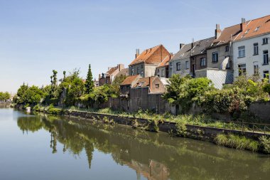 Gent, Belçika - 1 Haziran 2017: Visserijvaart boyunca bir dizi ev, güzel Ghent'teki birçok kanaldan biri