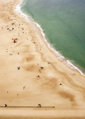 Nazare, Portekiz-Temmuz 19, 2019: Miradouro do Nazare plajının havadan görünümü