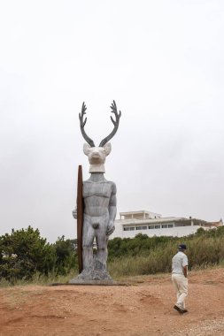 Nazare, Portekiz-19 Temmuz 2019: sörfçü heykeli. Nazare, şimdiye kadarki en büyük dalga için dünya rekorunu tutuyor..