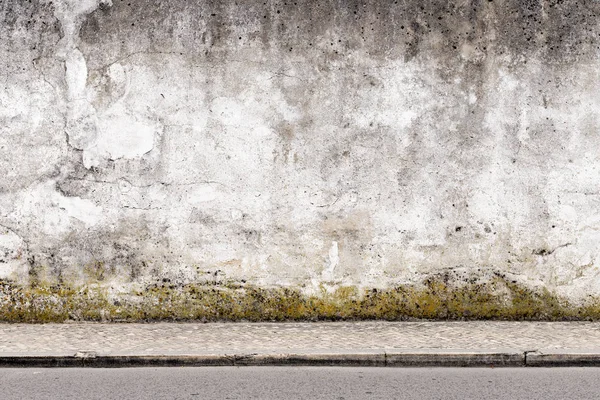 Weathered textured concrete wall with cracks — Stock Photo, Image