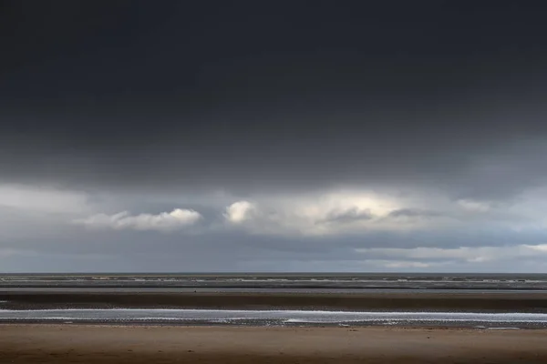 オストドゥインケルケ, ベルギー - 茶色と青みがかった色合いの暗い層状の海景 — ストック写真