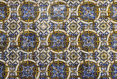 Coimbra, Portekiz - 16 Temmuz 2019: Tipik Portekiz mavi karoları veya azulejos ile bir duvarın detayı