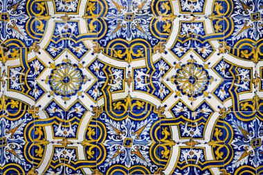 Coimbra, Portekiz - 16 Temmuz 2019: Tipik Portekiz mavi karoları veya azulejos ile bir duvarın detayı