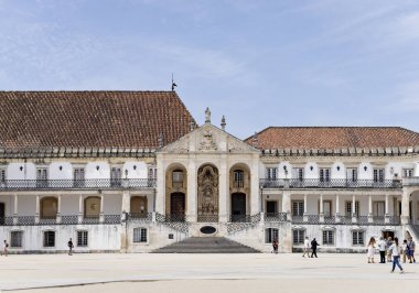 Coimbra, Portekiz - 16 Temmuz 2019: Coimbra Üniversitesi hukuk fakültesi girişi