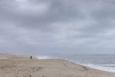 Nazare, Portekiz - Kuzey sahilde Lonely balıkçı