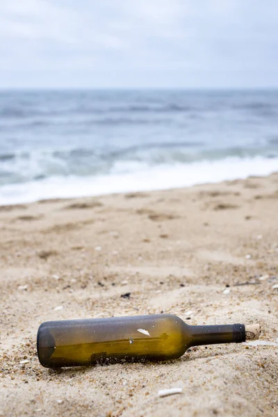 Nazare, Portugalia-pusta butelka wina wypłukana na brzegu — Zdjęcie stockowe