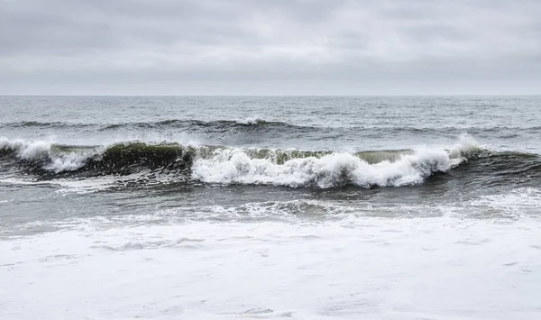 Nazare, Portugal-kraschar vågor på Praia do Norte eller North Beach — Stockfoto