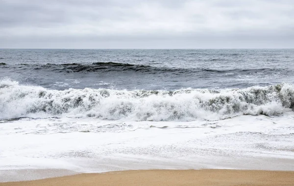 Nazare, Portugal-krascha vågor vid Praia do Norte eller North Beach vid Praia do Norte eller North Beach — Stockfoto