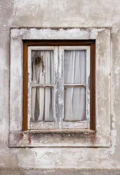 Nazare, portugal - ein altes zerbrochenes Fenster in einem verlassenen Haus — Stockfoto