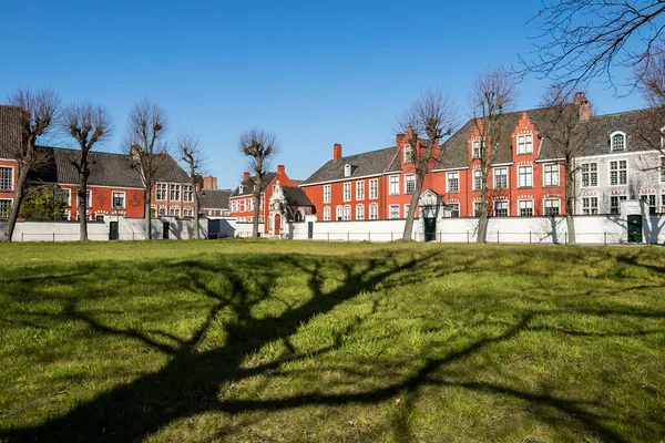 Gent, Belçika - 1 Nisan 2020: küçük beguinage Ter Hoye manzarası. Unesco Listelendi.