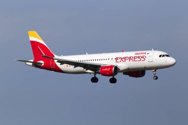 Borispol, Ukrayna - 25 Mayıs 2018: Ec-Lye Iberia hızlı Airbus A320-200 uçak mavi gökyüzü arka plan üzerinde. Yalnızca içerik kullanımı
