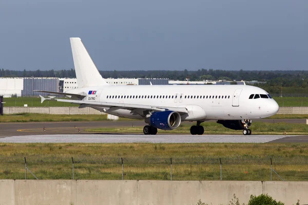 ボルィースピリ国際空港で ウクライナ 2018 トレムナー反射ホワイト エアバス社のエアバス A320 200 航空機ボリースピリ国際空港の滑走路の上を実行しています エディトリアル使用のみ — ストック写真
