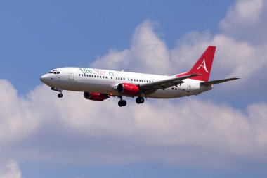 Borispol, Ukrayna - 25 Mayıs 2018: Ec-şirketinin Alba Star Boeing 737-400 uçağı bulutlu gökyüzü arka plan üzerinde. Yalnızca içerik kullanımı