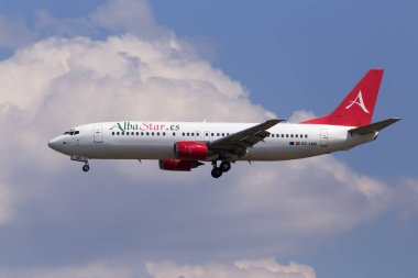 Borispol, Ukrayna - 25 Mayıs 2018: Ec-şirketinin Alba Star Boeing 737-400 uçağı bulutlu gökyüzü arka plan üzerinde. Yalnızca içerik kullanımı