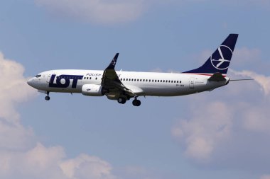 Borispol, Ukrayna - 25 Mayıs 2018: Sp-Lwb Lot - Polonya Havayolları Boeing 737-800 uçağı bulutlu gökyüzü arka plan üzerinde. Yalnızca içerik kullanımı