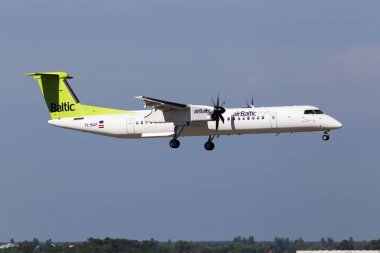 Borispol, Ukrayna - 26 Mayıs 2018: Borispol Havalimanı piste iniş Yl-Baf Hava Baltık De Havilland Kanada Dhc-8-400 uçakları. Yalnızca içerik kullanımı