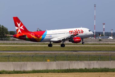 Borispol, Ukrayna - 26 Mayıs 2018: 9 h-Aen Air Malta Airbus A320-200 uçak Borispol Havalimanı piste iniş. Yalnızca içerik kullanımı