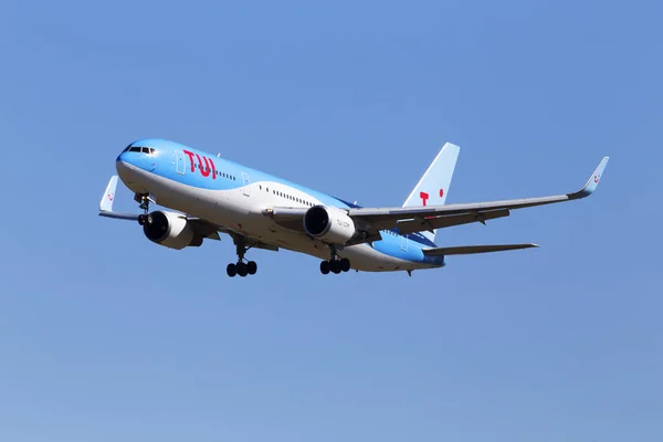 Borispol, Ukrayna - 26 Mayıs 2018: Ph-Oyi TUI havayolları Hollanda Boeing 767-304(Er)(Wl) Uçak mavi gökyüzü arka plan üzerinde