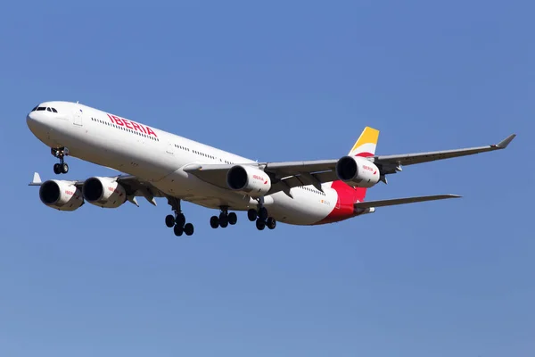 Borispol, Ukrayna - 26 Mayıs 2018: Ec-Lfs Iberia Airbus A340-600 uçak mavi gökyüzü arka plan üzerinde. Yalnızca içerik kullanımı
