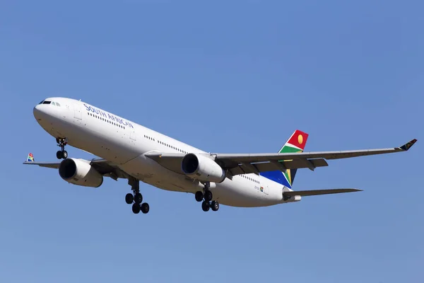 Borispol, Ukrayna - 26 Mayıs 2018: Zs-Sxi Güney Afrika Airways Airbus A330-300 uçağı mavi gökyüzü arka plan üzerinde. Yalnızca içerik kullanımı