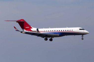 Borispol, Ukrayna - 26 Mayıs 2018: Bd-700-1a10 N79ay Bombardier Global Express iş jeti uçak mavi gökyüzü arka plan üzerinde. Yalnızca içerik kullanımı