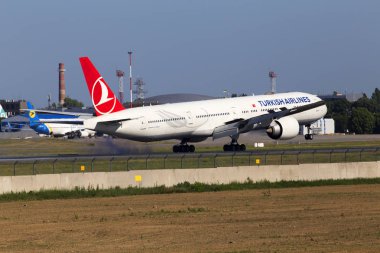 Borispol, Ukrayna - 26 Mayıs 2018: Tc-Jjl Türk Hava Yolları Boeing 777-300er uçakları Borispol Havalimanı piste iniş. Yalnızca içerik kullanımı