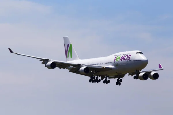 Borispol, Ukrayna - 26 Mayıs 2018: Ec-Mqk Wamos hava Boeing 747-400 uçak bulutlu gökyüzü arka plan üzerinde. Yalnızca içerik kullanımı