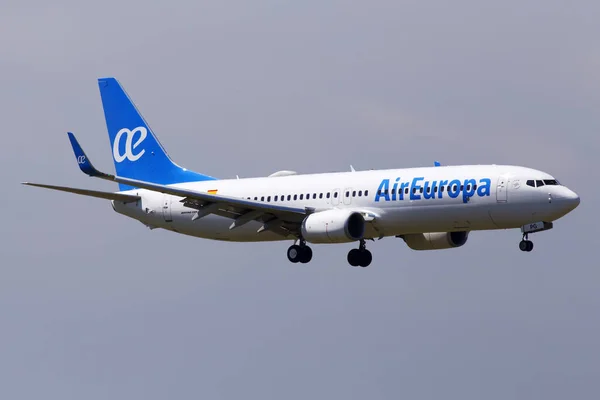 Borispol, Ukrayna - 25 Mayıs 2018: Ec-Mpg Air Europa Boeing 737-800 uçağı bulutlu gökyüzü arka plan üzerinde. Yalnızca içerik kullanımı