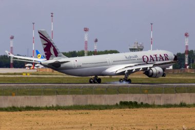 Borispol, Ukrayna - 25 Mayıs 2018: A7-Aeh Qatar Airways Airbus A330-300 uçağı Borispol Havalimanı piste iniş. Yalnızca içerik kullanımı
